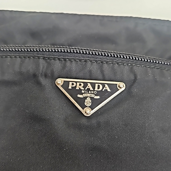Authentic Prada Crossbody Bag Unisex - Picture 3 of 16